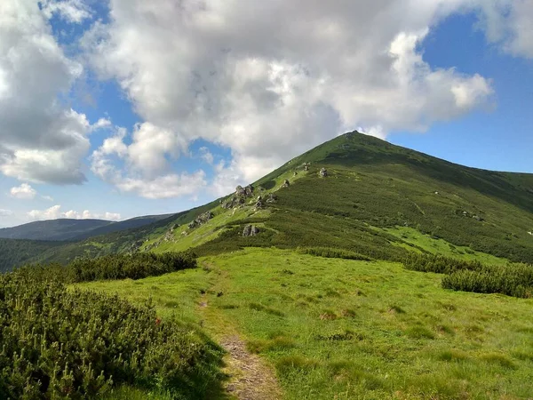 Muhteşem dağ tepeleri, güzel yaz havası ve harika manzara.