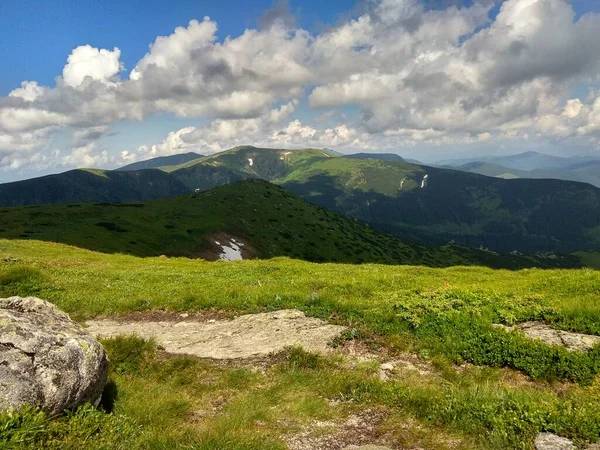 Muhteşem dağ tepeleri, güzel yaz havası ve harika manzara.