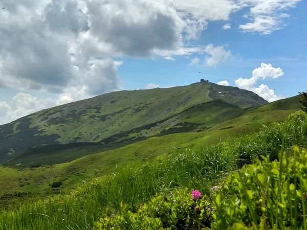 Muhteşem dağ tepeleri, güzel yaz havası ve harika manzara.