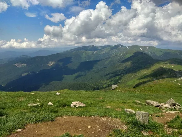Muhteşem dağ tepeleri, güzel yaz havası ve harika manzara.
