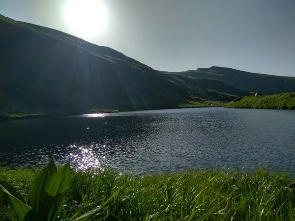 Muhteşem dağ gölü, güzel gün doğumu ve harika manzara.