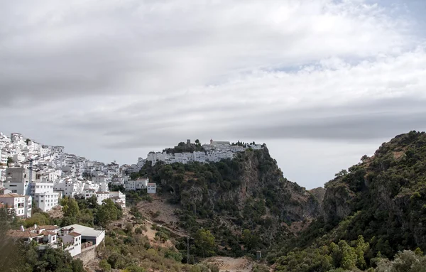 Bellissimo villaggio andaluso bianco nella provincia di Malaga, Casares — Foto Stock