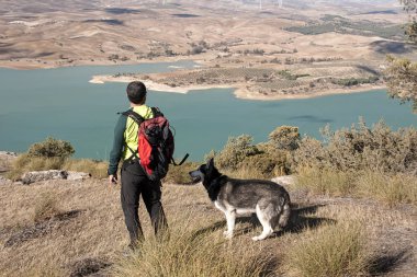 Kim ile senin köpek dağda yürüyüş pratik adam