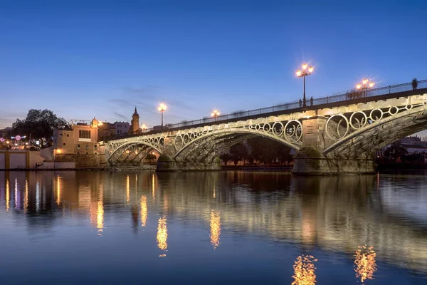 Seville şehir, Andalusia kendine yol üzerinde Guadalquivir Nehri yanındaki güzel Triana Köprüsü