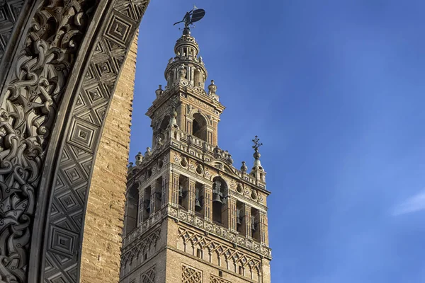 Monumenten van de stad Sevilla, de Giralda — Stockfoto