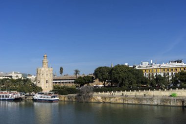 Altın kule şehir Seville, İspanya Guadalquivir Nehri yanındaki