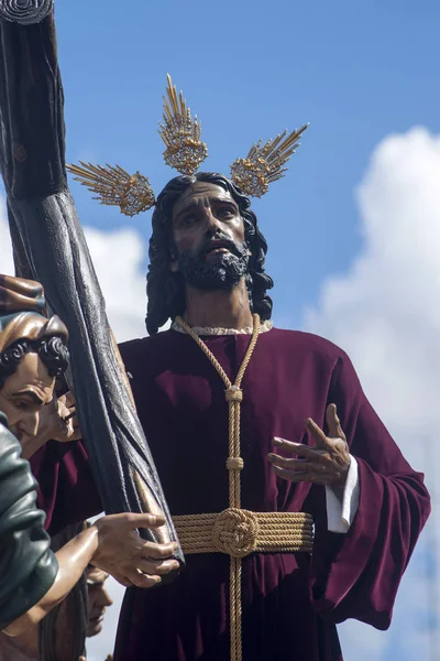 예수 어깨, 세비야, 평화에에서 성 주 참회의 형제 애에 십자가 함께 — 스톡 사진