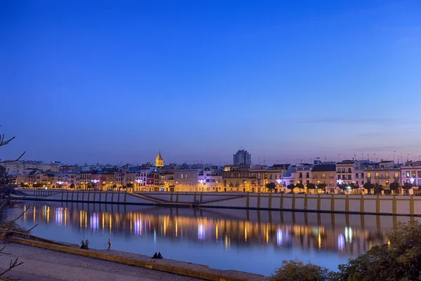 Vistas al barrio de Triana junto al río Guadalquivir en la ciudad de Sevilla — Foto de Stock