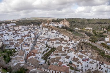 Beyaz köylerinin Cadiz il Setenil de las Bodegas