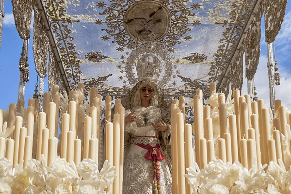 Rauhan Veljeskunnan Neitsyt Pyhä Viikko Sevillassa — kuvapankkivalokuva