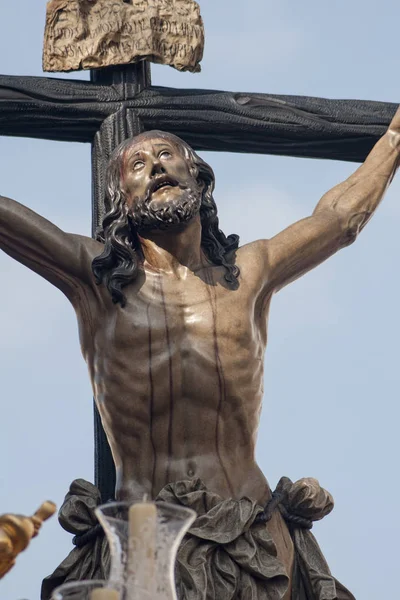 Ісус помер на Хресті, Страсний тиждень в Севільї, братерство цуценя — стокове фото