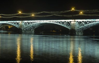 Seville şehir, Andalusia kendine yol üzerinde Guadalquivir Nehri yanındaki güzel Triana Köprüsü