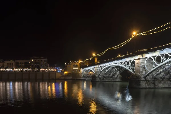 Hermoso puente de Triana junto al río Guadalquivir en su paso por la ciudad de Sevilla, Andalucía — Foto de Stock