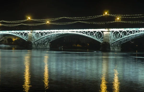 Seville şehir, Andalusia kendine yol üzerinde Guadalquivir Nehri yanındaki güzel Triana Köprüsü