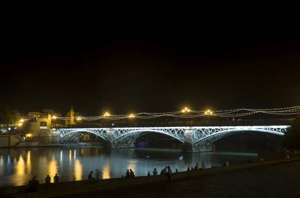 Hermoso puente de Triana junto al río Guadalquivir en su paso por la ciudad de Sevilla, Andalucía — Foto de Stock