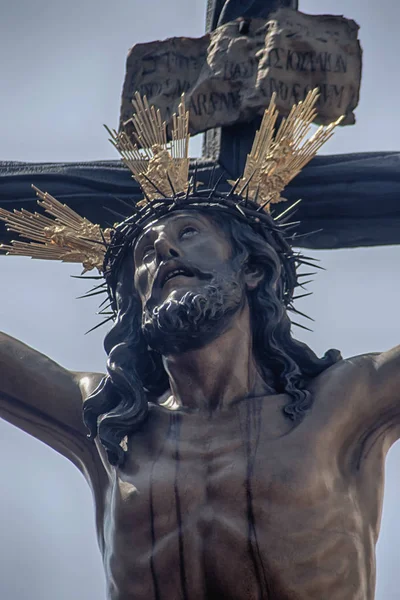 Ісус помер на Хресті, Страсний тиждень в Севільї, братерство цуценя — стокове фото