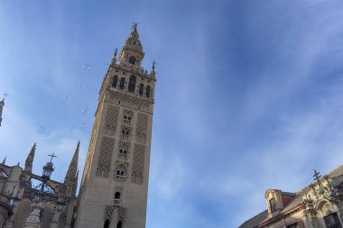 Sevilla şehrinin anıtları, Giralda