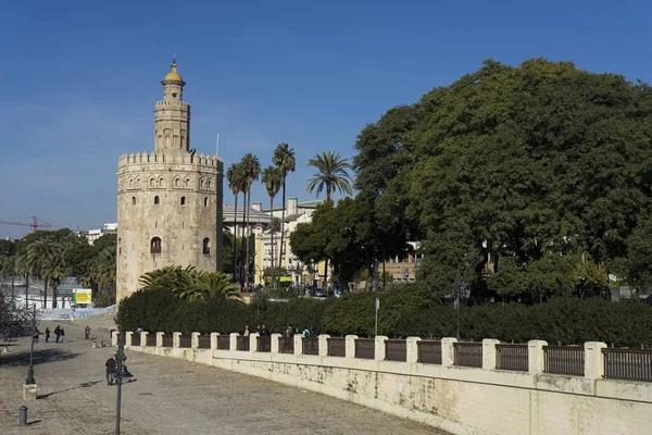 Torre Oro Junto Río Guadalquivir Ciudad Sevilla España — Foto de Stock