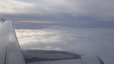 Bulutların arasında uçan uçak