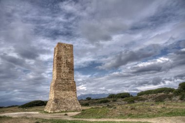 Cabopino, Marbella sahilinde Torreladrone adında eski bir gözlem kulesi.