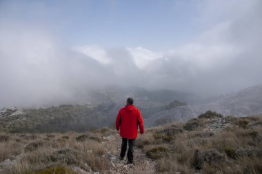 Dağın zirvesine manzarasının tadını çıkarın
