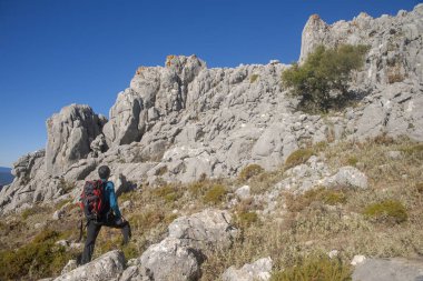 Dağın zirvesine manzarasının tadını çıkarın