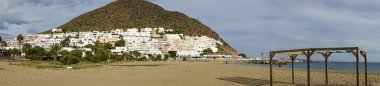 Almerya Cabo de Gata 'daki San Jose belediyesinin panoramik manzarası