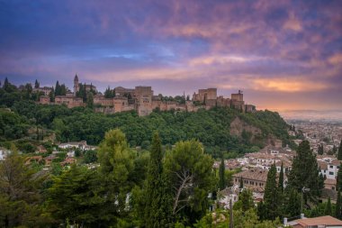 Endülüs 'teki en büyük anıtın güzel manzarası, Granada' nın Alhambrası.