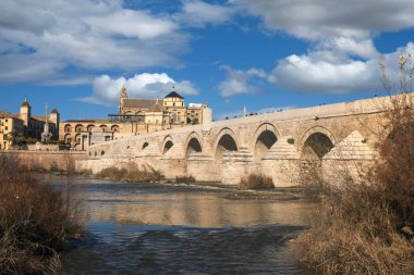 İspanya 'nın Cordoba şehrinin Roma köprüsü