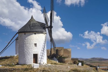 İspanya 'nın Consuegra belediyesinde yel değirmenleri