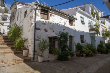 Endülüs 'ün Malaga ilindeki Algatocn kırsalının güzel caddesi.