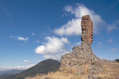 Huelva ilindeki antik Aracena şatosunun kalıntıları.