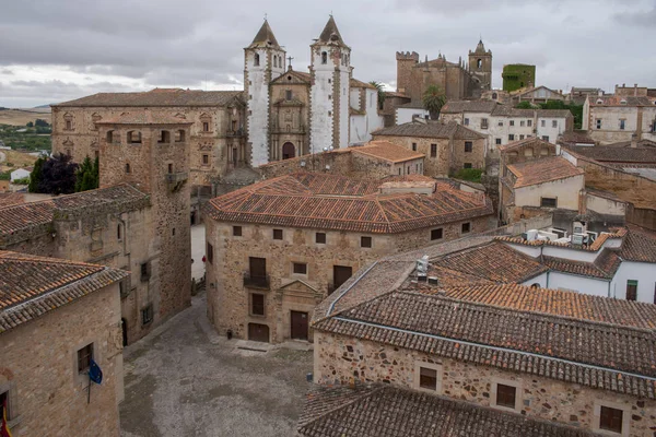 İspanya 'nın güzel ortaçağ şehri Caceres' e yolculuk