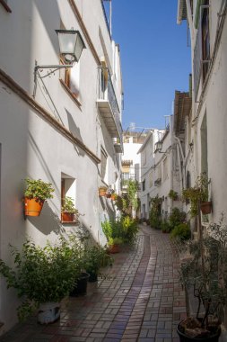 Endülüs 'ün Granada ilindeki Lanjarn belediyesinin sokaklarında bir yürüyüş