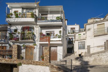 Endülüs 'ün Granada ilindeki Trevelez belediyesinin sokaklarında bir yürüyüş