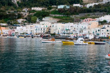 İtalya 'nın Campania bölgesindeki Capri kentinin manzarası