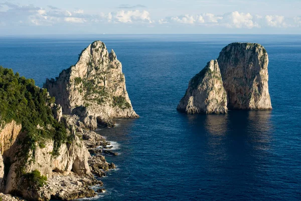Luonnonmuistomerkki Los Farallones Capri Italia — kuvapankkivalokuva