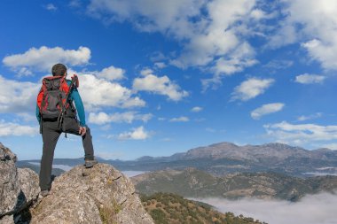 Grazalema, Endülüs 'ün doğal parkının zirvesinden hayran olan bir yürüyüşçü.