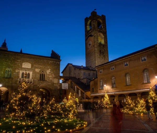 Старая площадь Бергамо с рождественскими украшениями, освещенными к праздникам — стоковое фото