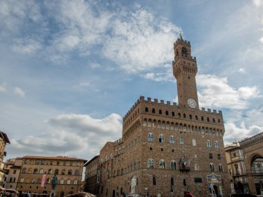 Florence Italy 22 Şubat 2020: Piazza della Signoria, Floransa 'nın merkez meydanı, sivil gücün merkezi ve şehrin sosyal hayatının kalbidir.