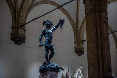 Floransa 'daki Piazza della Signoria' ya heykeller yerleştirildi