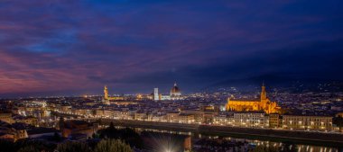 Floransa, gün batımında Piazzale Michelangelo 'nun manzarasını aydınlattı