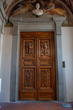 Floransa 'da kapı tokmağı ve çivileri olan antika bir kapı.