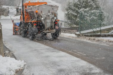 Kar küreme aracı karları temizliyor.