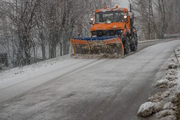 Spazzaneve Che Spiana Strada Della Neve — Foto Stock