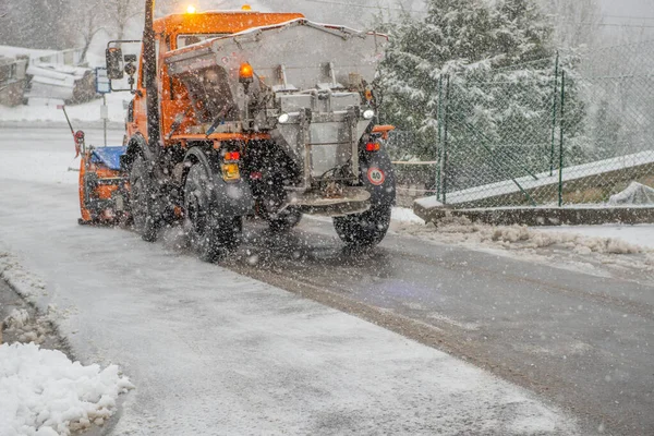 Spazzaneve Che Spiana Strada Della Neve — Foto Stock