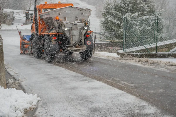 Spazzaneve Che Spiana Strada Della Neve — Foto Stock