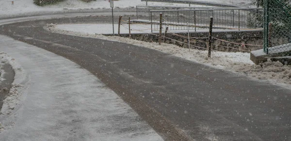 Spazzaneve Che Spiana Strada Della Neve — Foto Stock