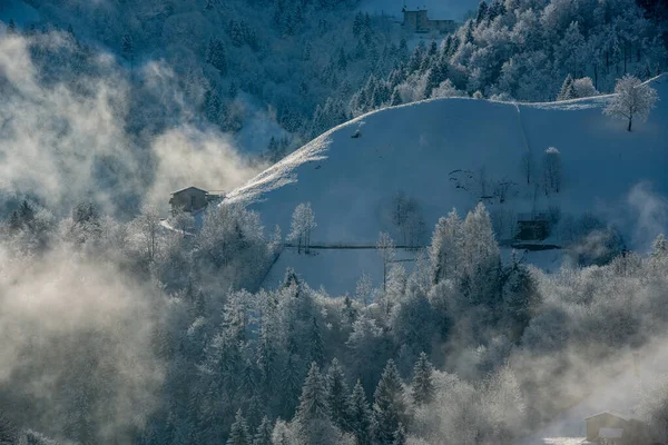大雪过后阳光普照的山村 — 图库照片