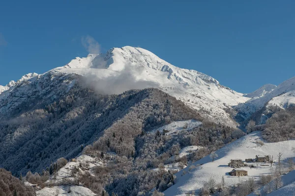 大雪过后阳光普照的山村 — 图库照片